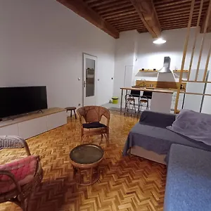 old-town-vieux-lyon-50-m2-flat.hotels-rhonealpes.com/